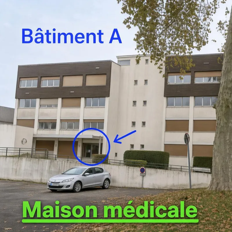 Le bâtiment A de la Maison médicale vu depuis le parking, avec son entrée entourée en bleu